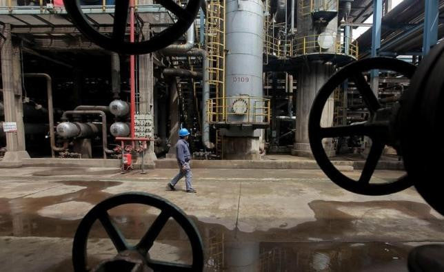 Oil extends gains, Saudi minister sees market balance